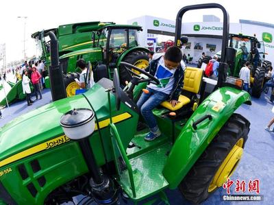 新疆农业机械博览会 多功能棉花播种机吸引种棉大户